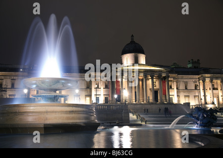 Vista di un illuminato Galleria Nazionale di notte con la fontana in primo piano Foto Stock