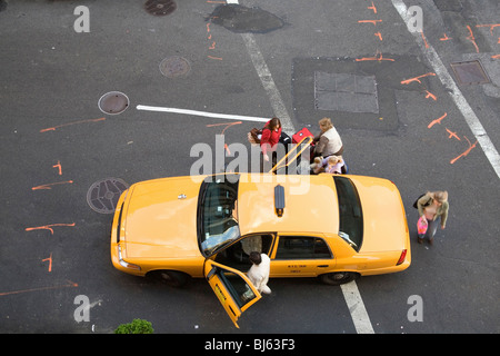 Persone arrivare al di fuori di un taxi, New York City, Stati Uniti d'America Foto Stock