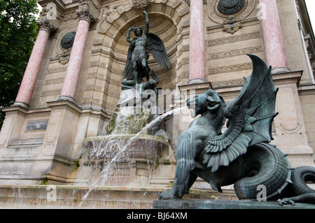 San Michel fontana, Place Saint Michel, Quartier Latin, Paris, Francia. Foto Stock