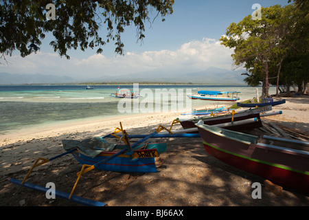 Indonesia, Lombok, Gili Air, in barca sulla laguna e sopra la spiaggia Foto Stock