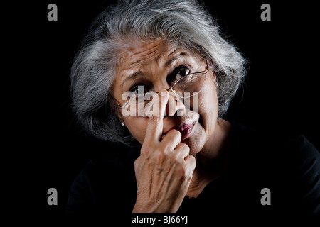 Il vecchio donna che indossa gli occhiali Foto Stock