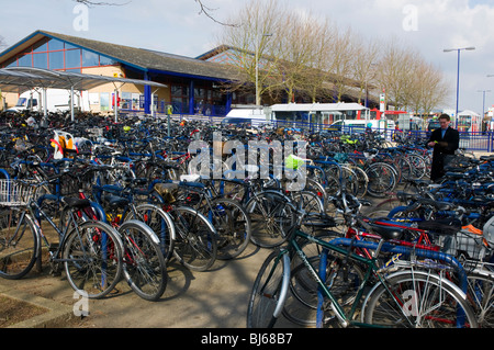 Righe di biciclette parcheggiate fuori la stazione di Oxford come parte di un sistema di gestione integrato ambiente la politica dei trasporti Foto Stock