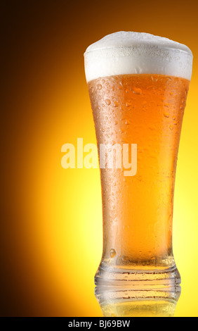 Bicchiere di birra su uno sfondo marrone Foto Stock