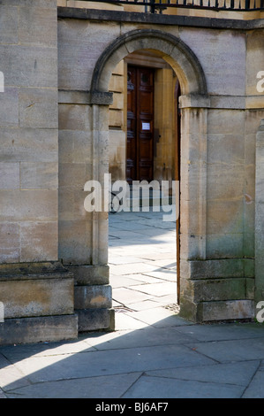 Un albero di luce del sole che splende attraverso un gateway nel Sheldonian Theatre Oxford Foto Stock