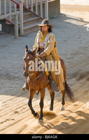 Cowboy a cavallo in città sul suo cavallo Foto Stock