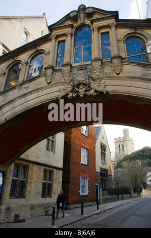 Il ponte di collegamento tra due parti di Hertford College di Oxford noto come il Ponte dei Sospiri. Anche l'ingresso alla taverna del fondo erboso. Foto Stock