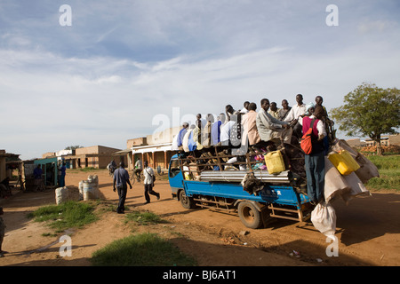 Autocarro sovraffollate - Quartiere Amuria, teso sottoregione, Uganda, Africa orientale. Foto Stock