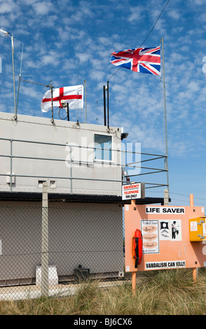 Regno Unito, Inghilterra, Norfolk, Winterton sul mare spiaggia, stazione coastwatch, telefono di emergenza Foto Stock