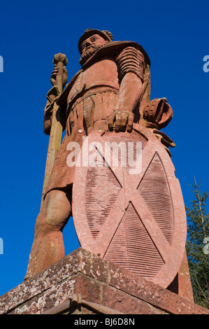 Il Wallace Monument o statua a Dryburgh nei confini scozzesi - un drammatico arenaria rosa statua di William Wallace Foto Stock