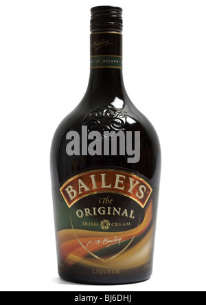 Bottiglia di baileys liquore Irish cream su sfondo bianco