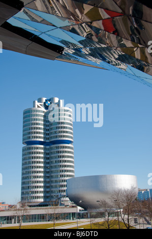 La sede della BMW e il museo si riflette nel vetro del bordino edificio Foto Stock