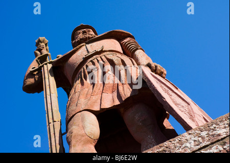 Il Wallace Monument o statua a Dryburgh nei confini scozzesi - un drammatico arenaria rosa statua di William Wallace Foto Stock