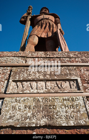 Il Wallace Monument o statua a Dryburgh nei confini scozzesi - un drammatico arenaria rosa statua di William Wallace Foto Stock