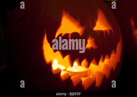 Halloween zucca intagliata (jack o lantern) illuminato dall'interno con un tè leggero. Foto Stock