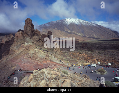 Tenerife - Roques de Garcia a Las Cañadas Parco Nazionale con cime innevate del Monte Teide al di là, auto-parcheggio autobus e visitatori Foto Stock