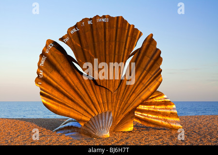 La dentellatura della scultura sulla spiaggia di Aldeburgh Suffolk REGNO UNITO dalla Maggi Hamblin dedicato al compositore Benjamin Britten e creato nel 2003 Foto Stock
