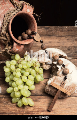 Antiquariato brocca vino, croce e rustico della pagnotta di pane come simboli cristiani della fede Foto Stock