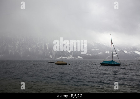 Barche sul Lago di Thun, Thunersee in Interlaken, Svizzera Foto Stock