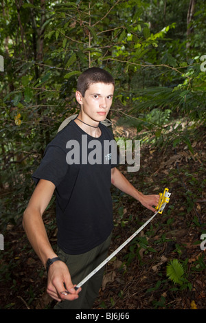 Indonesia Sulawesi, Funzionamento Wallacea, sesta forma studenti misurando la foresta pluviale di crescita ad albero Foto Stock