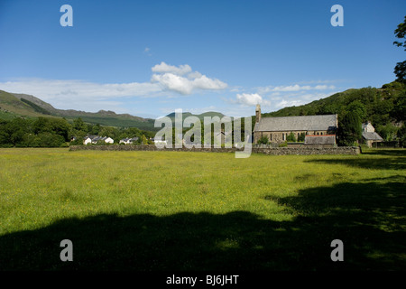 Chiesa in Beddgelert con cresta Nantlle dietro in Snowdonia, il Galles del Nord Foto Stock