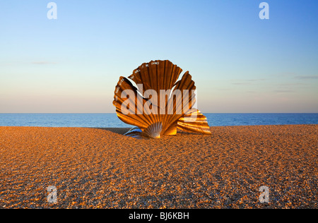 La dentellatura della scultura sulla spiaggia di Aldeburgh Suffolk REGNO UNITO dalla Maggi Hamblin dedicato al compositore Benjamin Britten e creato nel 2003 Foto Stock