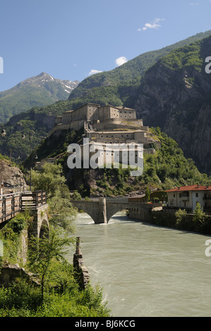 Forte di Bard Castello Fortezza in Valle d'Aosta Italia con montagne alpine in background e la Dora Baltea Foto Stock