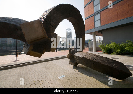 Il Lowry Arts Center da Adagio, una scultura fuori città Lofts blocco di appartamenti a Salford Quays, Greater Manchester, Regno Unito Foto Stock