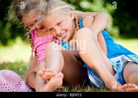 Due bambine in colori freschi nel parco Foto Stock