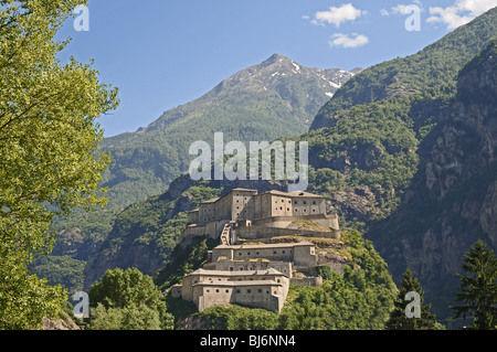 Forte di Bard Castello Fortezza in Valle d'Aosta Italia con montagne alpine in background Foto Stock