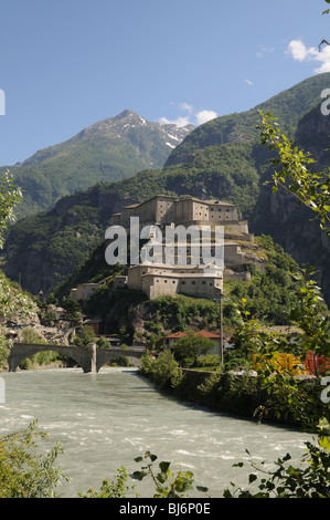 Forte di Bard Castello Fortezza in Valle d'Aosta Italia con montagne alpine in background e la Dora Baltea Foto Stock