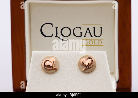 Studio ancora in vita. Clogau Welsh gold orecchini in legno scatola di presentazione Foto Stock