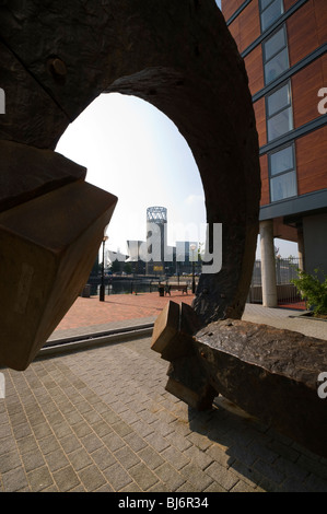 Il Lowry Arts Center da Adagio, una scultura fuori città Lofts blocco di appartamenti a Salford Quays, Greater Manchester, Regno Unito Foto Stock