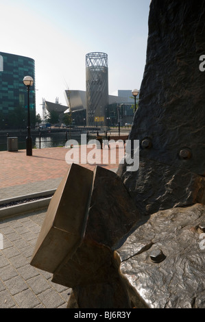 Il Lowry Arts Center da Adagio, una scultura fuori città Lofts blocco di appartamenti a Salford Quays, Greater Manchester, Regno Unito Foto Stock