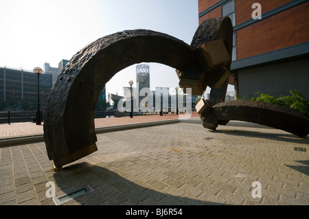 Il Lowry Arts Center da Adagio, una scultura fuori città Lofts blocco di appartamenti a Salford Quays, Greater Manchester, Regno Unito Foto Stock