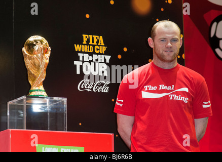 Wayne Rooney con la Coppa del Mondo FIFA, Earls Court 2, Londra, Gran Bretagna - 11 Marzo 2010 Foto Stock