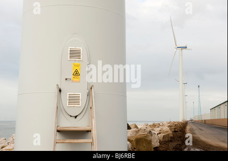 Porta di ingresso per la manutenzione sulla torre a turbina eolica Foto Stock