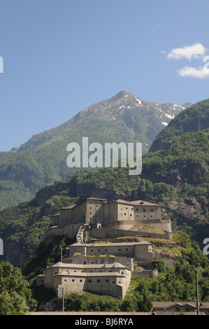 Forte di Bard Castello Fortezza in Valle d'Aosta Italia con montagne alpine in background Foto Stock