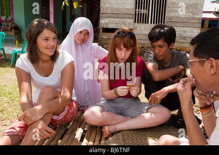 Indonesia Sulawesi, tasto, Labundo Bundo, Funzionamento Wallacea volontari giocando a carte con i medici Foto Stock