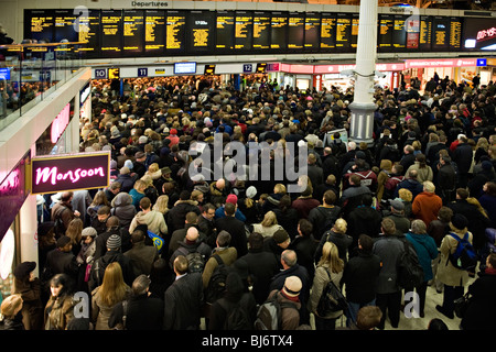 La stazione ferroviaria di Victoria, London, Regno Unito durante le ore di punta periodo Foto Stock