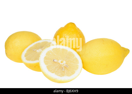 Il giallo dei limoni close-up isolati su sfondo bianco Foto Stock
