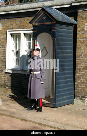 Queens guard fuori Clarence House, Londra Foto Stock