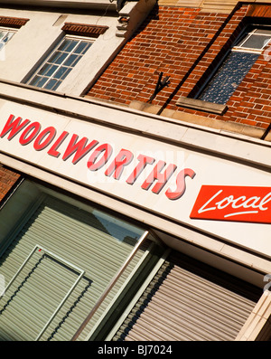 Ramo chiuso di Woolworths vuoto dopo il crollo della società nei primi mesi del 2009 a causa della UK credit crunch e recessione Foto Stock