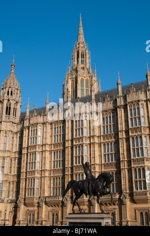 La Casa del Parlamento e la statua di Richard il cuore di leone, Westminster, London, Regno Unito Foto Stock