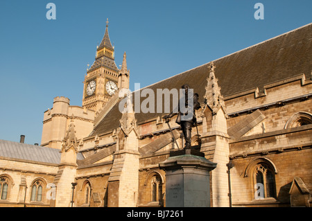 Statua di Oliver Cromwell, la Casa del Parlamento, Westminster, London, Regno Unito Foto Stock