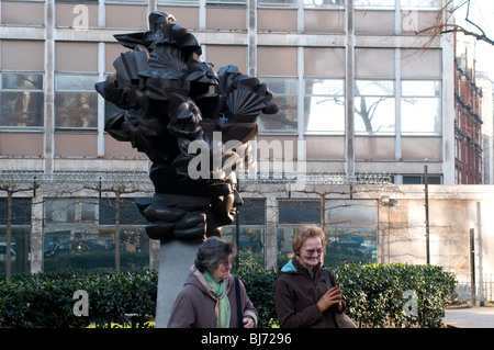 Due donne e le sculture di Henry Purcell, Christchurch giardini, Westminster, London, Regno Unito Foto Stock