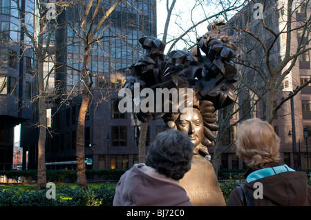 Due donne guardando la scultura di Henry Purcell, Christchurch giardini, Westminster, London, Regno Unito Foto Stock