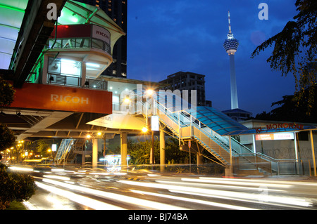 Medan Tuanku stazione monorotaia, Menara KL Tower, Kuala Lumpur, Malesia Foto Stock