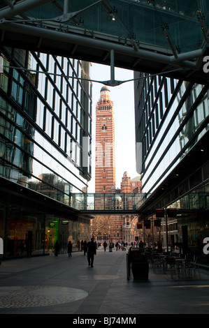 Cattedrale di Westminster tower visto attraverso il cardinale shopping Centre di Londra, Regno Unito Foto Stock