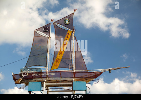 Indonesia Sulawesi, West Coast, pare pare, il lungomare Marion Masangering barca da pesca memorial Foto Stock