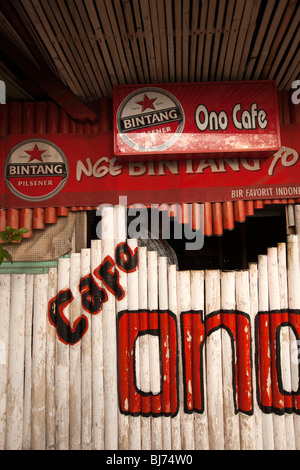 Indonesia Sulawesi, West Coast, pare Pare, Café lungomare Ono bar, Bintabg banner pubblicitario Foto Stock